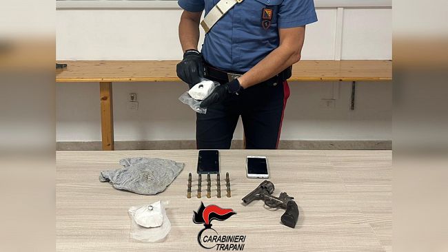 Controlli dei Carabinieri a Castelvetrano: arrestato un alcamese sorpreso con droga, armi e munizioni in auto