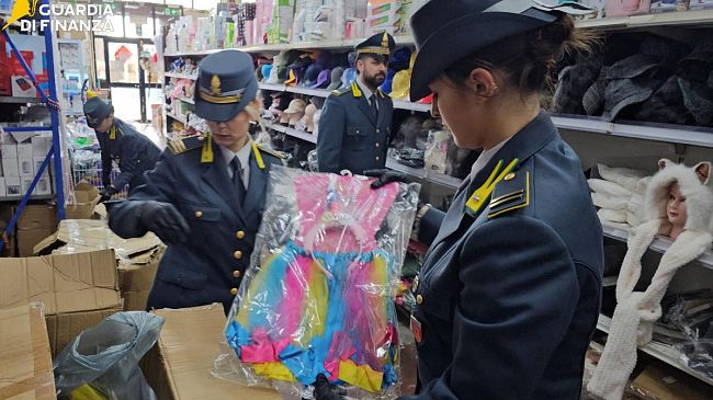 ​Sequestrati 120 mila articoli di carnevale e cosmetici pericolosi, sanzionata commerciante cinese