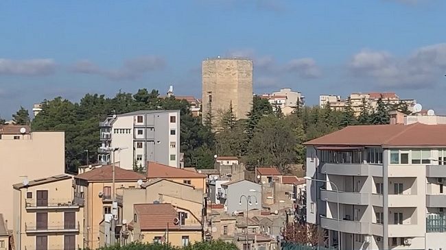 Enna: giornata dell’autismo, la Torre si colora di blu