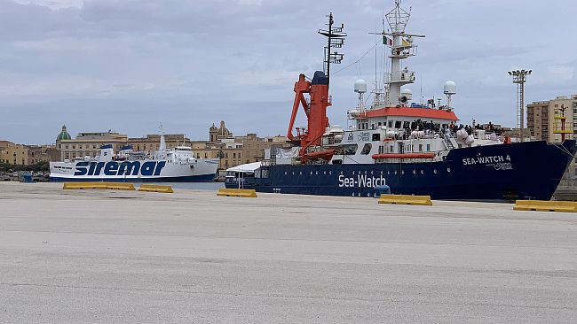 Trapani, arrivata la Sea Watch al molo Ronciglio. Avviati i controlli sanitari