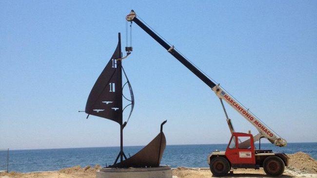 Finalmente in piedi il Monumento al Pescatore