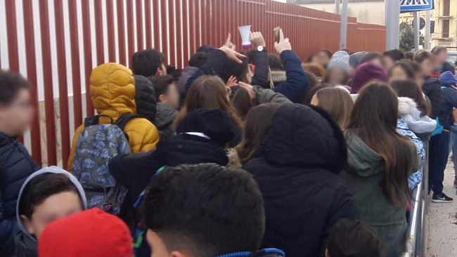 Plesso dell’Istituto “G. Grassa” al gelo. Molti studenti non entrati a scuola. Silenzio dalle Autorità…