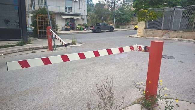Ignoti hanno divelto una sbarra che delimitava l’accesso al parcheggio del Pronto Soccorso