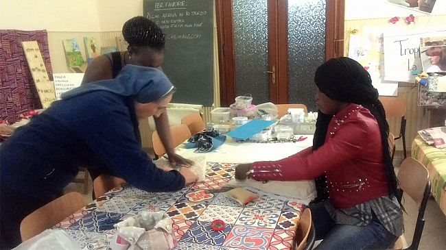 Con i fondi dell’8×1000 è partito un corso di cucito per le immigrate a Castelvetrano