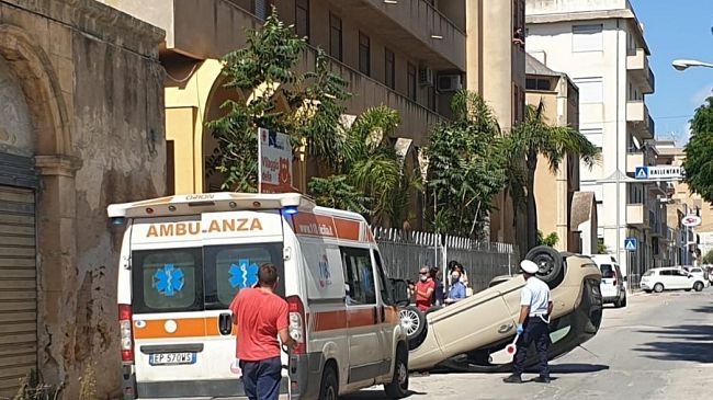 Mazara, incidente in via Casa Santa, auto capovolta