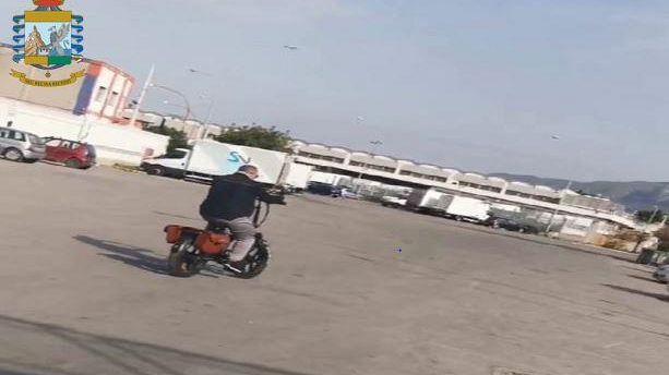 Cieco con pensione d'invalidità, ma andava in bici. Arrestato
