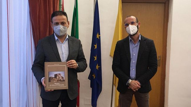 Mazara, donato alla Biblioteca comunale il libro “Mazara tra storia e architettura rurale” di Ernesto Dado