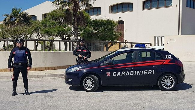 Evade dai domiciliari il giorno di Natale, ma prima avvisa i Carabinieri che lo arrestano