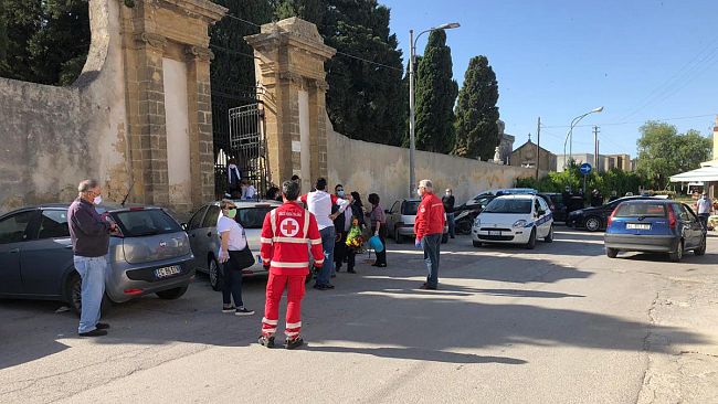 VIDEO – Tensione e forze dell’ordine per l’accesso al cimitero comunale