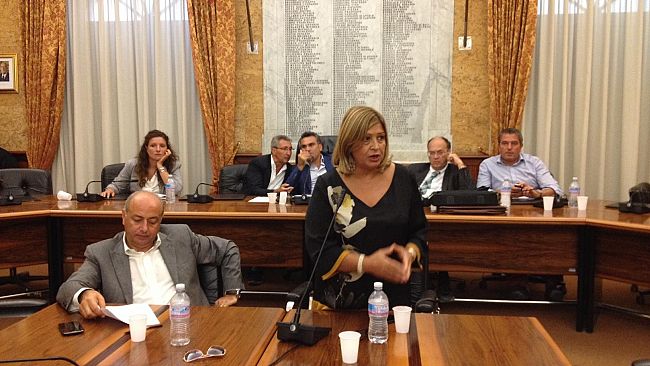 Il presidente Sturiano e l’assessore Lo Curto litigano in Consiglio ed evocano “lo scontro fra nani e titani”.