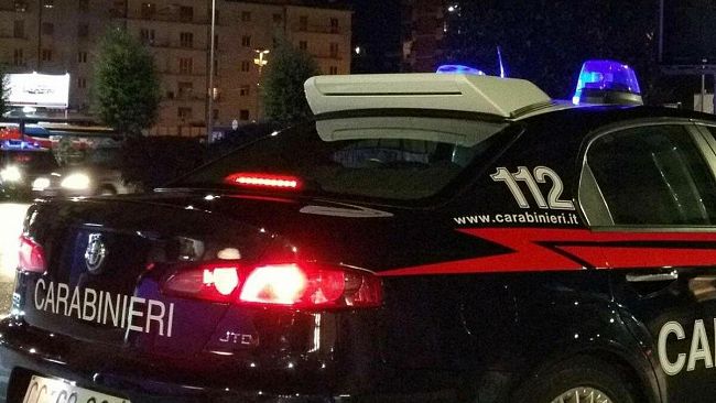 Un pensionato spara all’impazzata e poi si toglie la vita