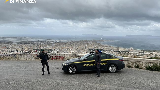 Trasforma l’auto in un bar e vende alcol senza autorizzazione: scoperto dalla guardia di finanza