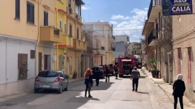 A fuoco la lavastoviglie, paura nel quartiere. Vigili del fuoco in azione 