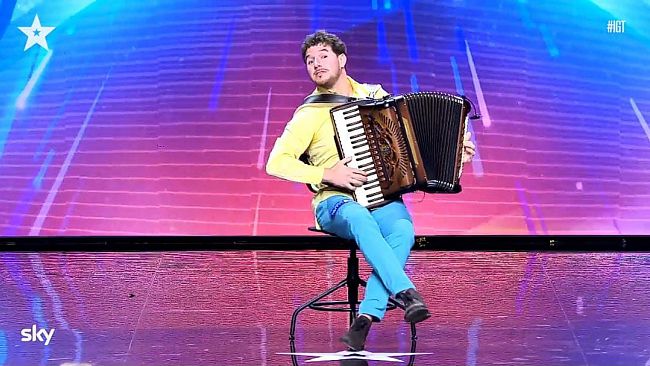 Il valdericino Pietro Adragna incanta la giuria di Italia’s Got Talent 