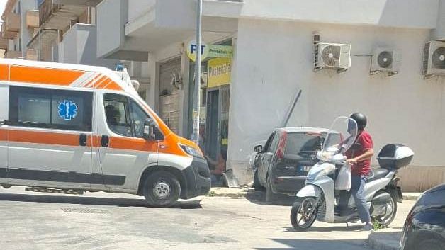 Mazara, auto si schianta contro il muro dei locali delle Poste all'incrocio fra le vie Sansone e Puccini   
