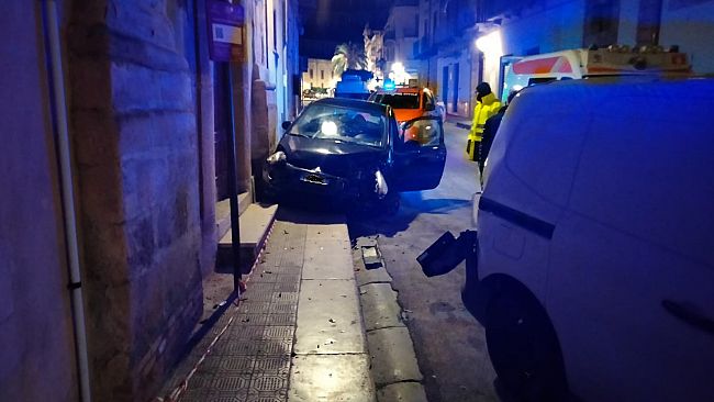 Perde il controllo dell'auto e finisce su un furgone in sosta, Soccorso dai volontari del NOE