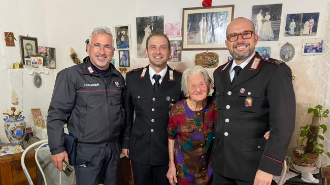 Favignana, i Carabinieri festeggiano i 102 anni di zia Rosina