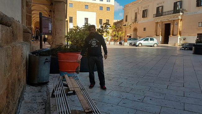 VIDEO – Ancora presente la “panchina patchwork” di piazza della Repubblica