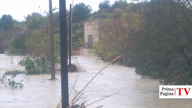 VIDEO – Mazara, Evacuata una famiglia la cui casa invasa dalle acque del fiume Mazaro
