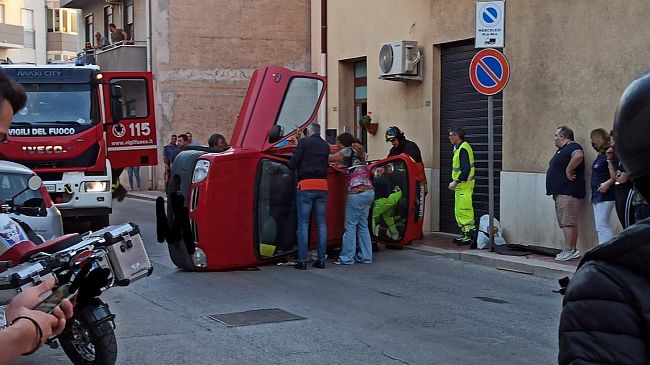 Erice, brutto incidente in via Madonna di Fatima. Auto si ribalta