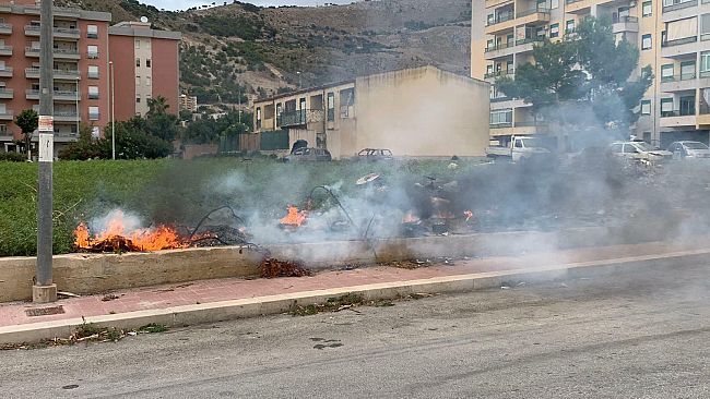 Trapani, spazzatura in fiamme in via Giacomo Lo Verde
