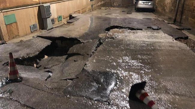 Nubifragio a Castelvetrano, voragine in via del Re, vicino Molini del Ponte. Segnalazioni al 389.6542370