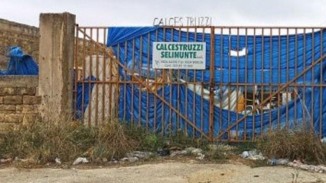 VIDEO- Le telecamere di Striscia nel ghetto dell’ex cementificio. Ed il comune ordina al proprietario di ripulire e recintare l’area a sue spese