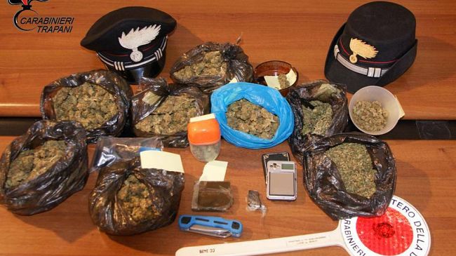 Sorpreso in casa con hashish e marijuana. Giovane arrestato dai Carabinieri