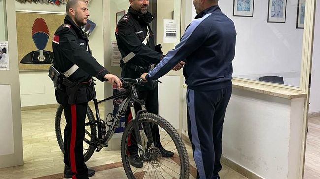 Campobello, arrestate due persone per estorsione dopo il furto di una bici