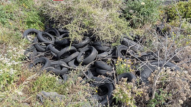 Pantelleria, scoperta discarica abusiva di pneumatici a due passi dal mare