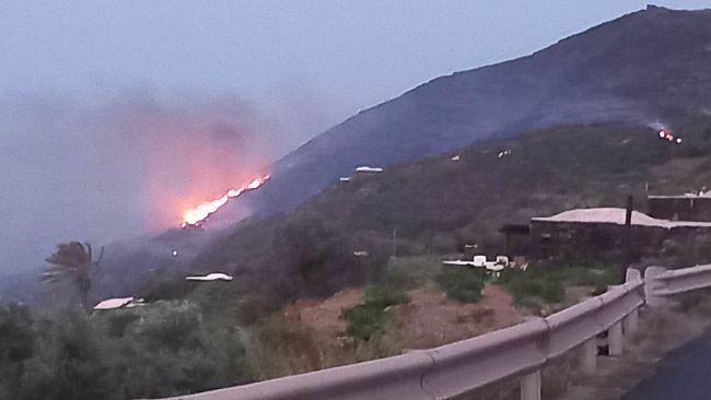 Pantelleria, vasto incendio divampato a Khamma
