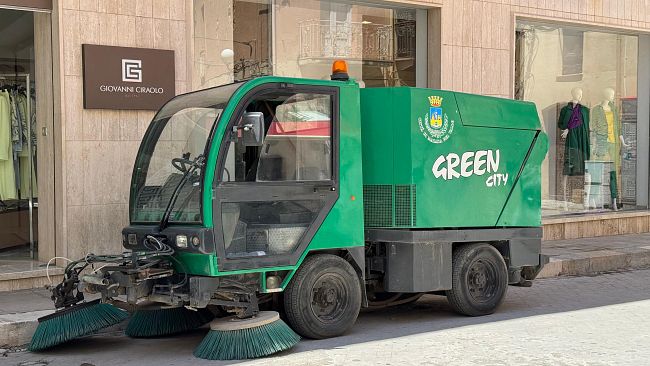 Mazara, finalmente si rivede una spazzatrice stradale nel centro storico   