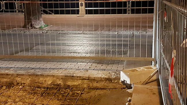 VIDEO – Mazara, nuove strisce pedonali sul lungomare Mazzini. Nel tratto tagliati i vecchi binari