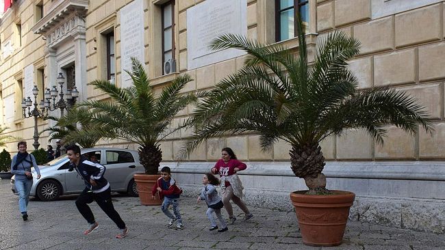 Siria, rifugiati: quindici scatti raccontano la normalità ritrovata a Palermo di una famiglia siriana dopo la fuga dai territori devastati dall’Isis
