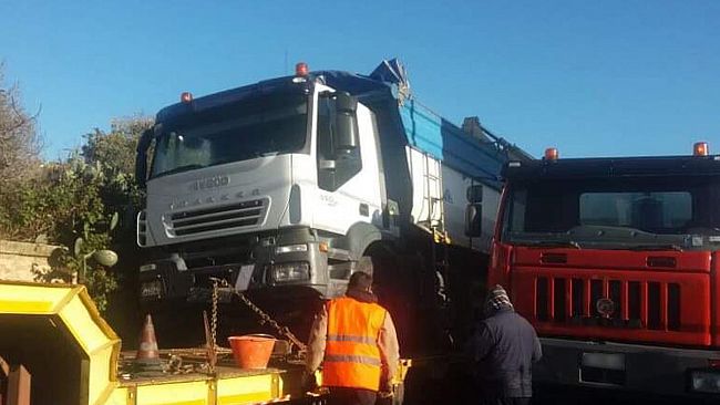 Castelvetrano: un camion finisce sul muretto delle FS. In corso lo sgombero