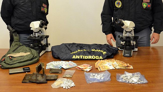 Spacciava dagli arresti domiciliari cocaina e hashish. Arrestato dalla Polizia di Stato