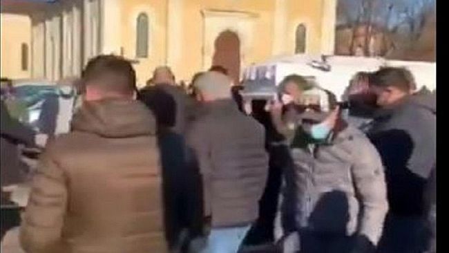 Non indossavano la mascherina e si assembrarono al funerale di Favoroso. La polizia multa 13 persone compreso un assessore ed il titolare dell’agenzia funebre
