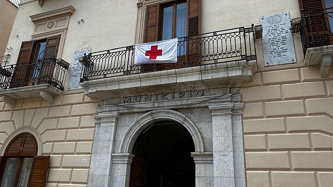 Alcamo, esposta al comune la bandiera della Croce Rossa Italiana