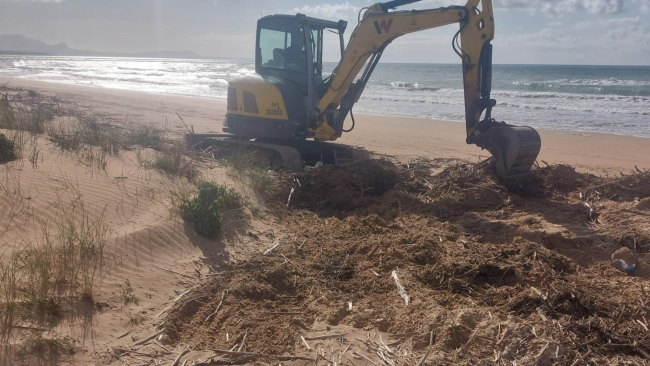 Campobello, iniziati i lavori di rimozione delle sterpaglie dalla spiaggia di Tre Fontane 
