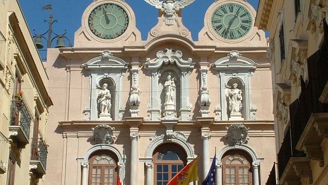 Trapani, il sindaco e la giunta occupano l'aula di Palazzo Cavarretta 