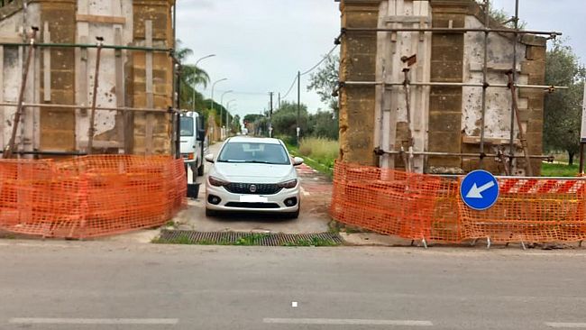 Riaperto al traffico l'antico portale Trenta Salme a Marinella 