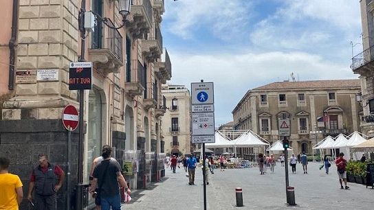 Catania. Via Etnea, completato il pre-esercizio, da domani  diventa “Area Pedonale video-controllata”