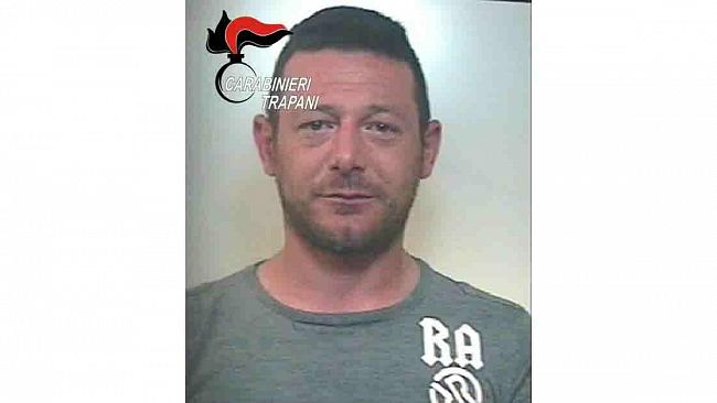 Alcamo, ubriaco minaccia con una bottiglia rotta i clienti di un bar e aggredisce le forze dell’ordine: arrestato pregiudicato