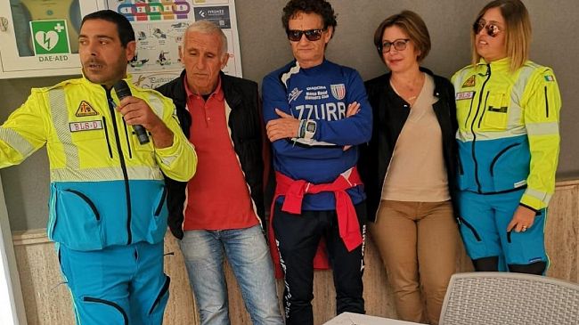 “Passeggiata della solidarietà”, donato il secondo defibrillatore alla Pasticceria Mangogna