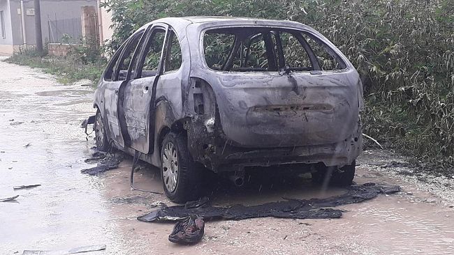 Paceco, auto rubata e data alle fiamme