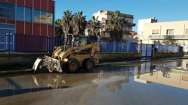 Mazara, il Comune interviene per eliminare maxi-pozzanghera davanti scuola “Boscarino-Castiglione” e per derattizzare i locali del mercato del porto nuovo e via Genova