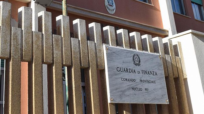​A spasso con 34 panetti di hashish sottobraccio, arrestato dalla Finanza