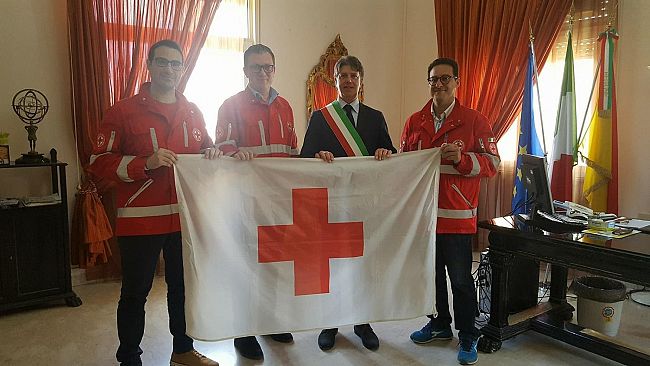 Campobello, esposta al palazzo municipale la bandiera della Croce Rossa Italiana