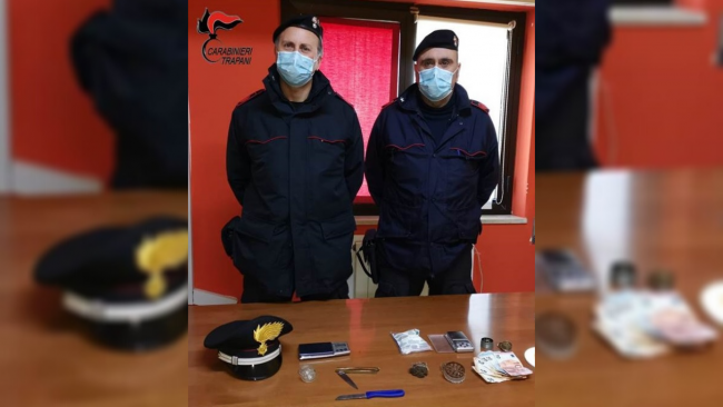 Trapani, spaccia mentre si trova agli arresti domiciliari: arrestato un 30enne