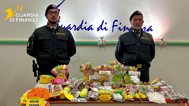 Giocattoli e addobbi pericolosi: scatta il sequestro in un esercizio commerciale